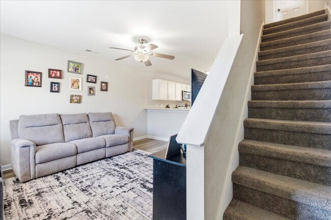 Building Photo - 2 Bed 2.5 Bath Townhome
