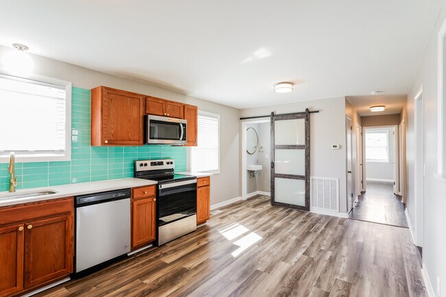 Building Photo - Charming 3-Bedroom Clarksville Home with Garage