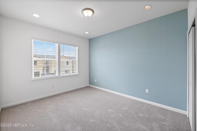 Building Photo - 180 Brandon Lks Dr
