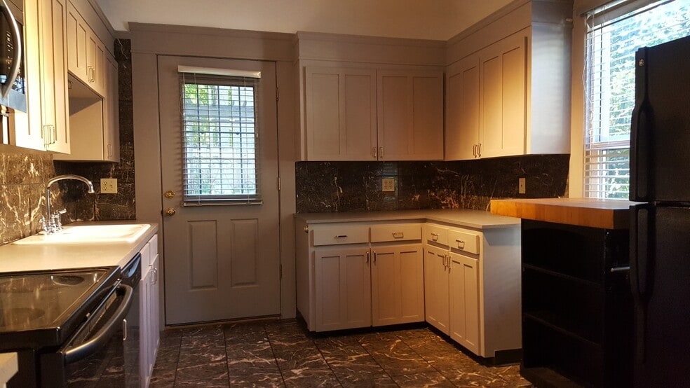 Large Kitchen. - 1867 SW 14th Ave