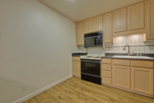 Building Photo - 2-bedroom, 2-bathroom condo in Awesome Mou...