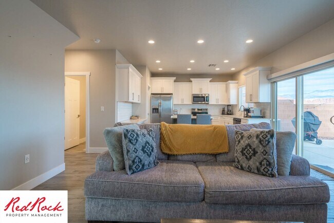 Building Photo - Beautiful townhome in desirable neighborho...