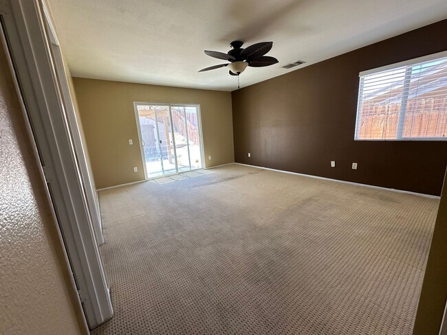 Building Photo - Welcome to this 4 bed 2 bath home!