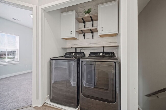 Building Photo - Luxurious 3-bedroom 2.5 bath townhome with Garage in Chesapeake