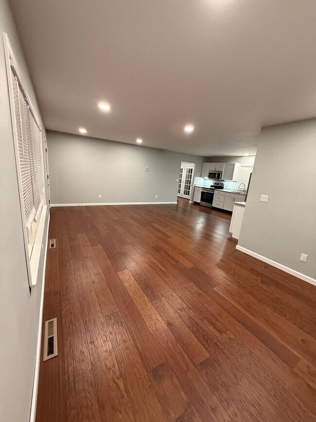 Building Photo - Very Nice 3 Bedroom home in great location!