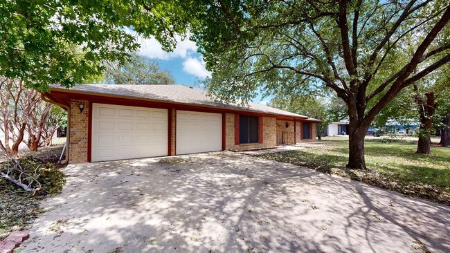 Building Photo - 2 WEEKS FREE + $1,595 for a 3 Bedroom vintage charmer in Harker Heights!