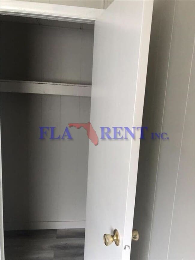 Building Photo - * APPLICATION PENDING.  DO NOT APPLY! *  Large 3/2 Manufactured home in Orlando**