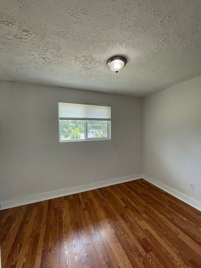 Building Photo - 3 Bedroom / 2 Bath Home Near Campus!