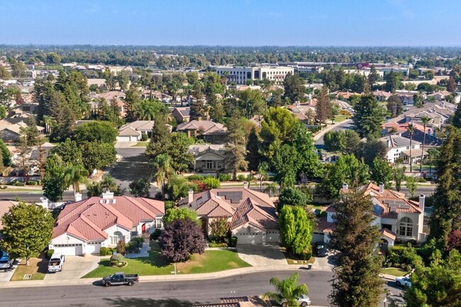 Building Photo - CLEAN 3 BEDROOM / 2 BATHROOM IN SEVEN OAK!...