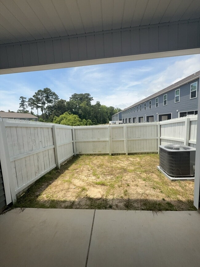 Building Photo - Two Bedroom Two and a half Bathroom Townhome located in Hubert!