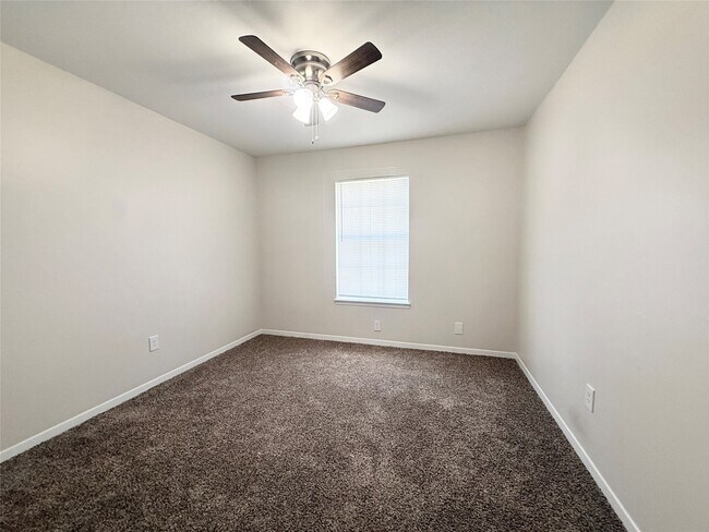 Building Photo - 500 Willow Dr