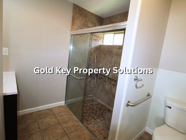 Building Photo - Fully Updated 2 BR 1 BA House with Covered...