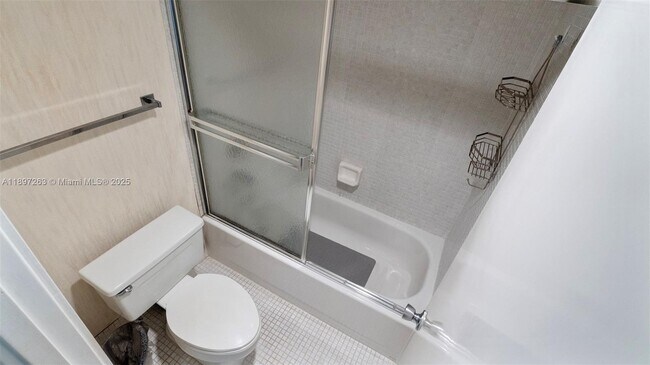 Building Photo - 3701 N Country Club Dr