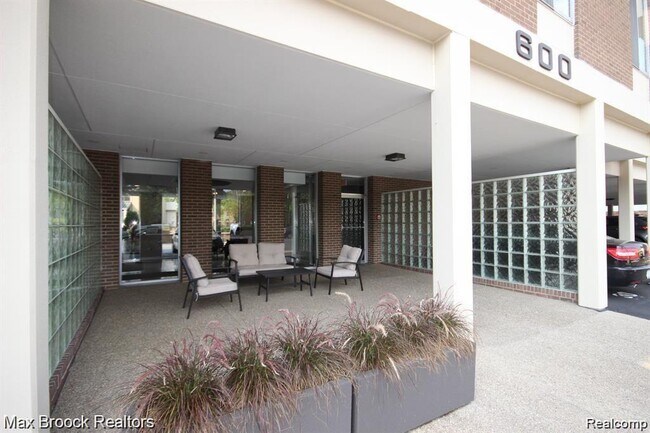 Building Photo - 600 W Brown St