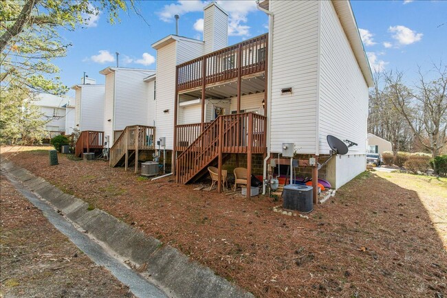 Building Photo - ATTRACTIVE AND BRIGHT LUXURY TOWNHOME IN W...