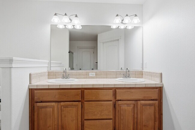 Building Photo - Very clean move in ready dog friendly