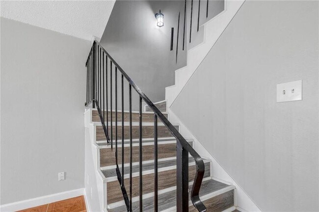 Building Photo - 4017 Cottage Hill Rd