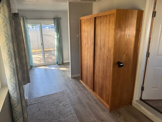 Building Photo - Super cute 2 bedroom, 1 bath house!