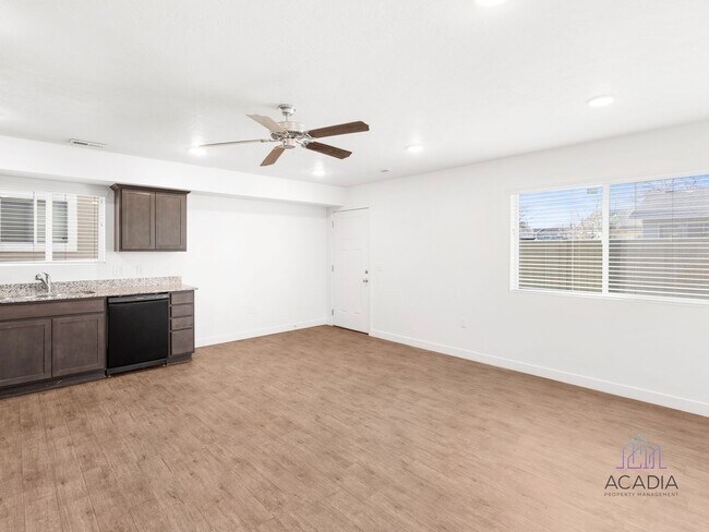 Building Photo - Spacious 3 Bed/2.5 Bath Townhome in Magna Community!