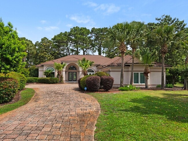 Building Photo - Stunning Furnished 3-Bedroom Golf Course H...