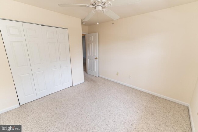 Building Photo - 3500 Sanibel Cir