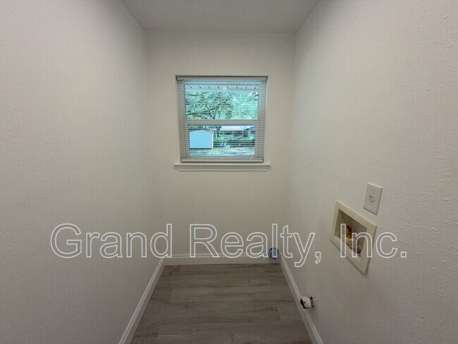 Building Photo - 6733 Applegate St