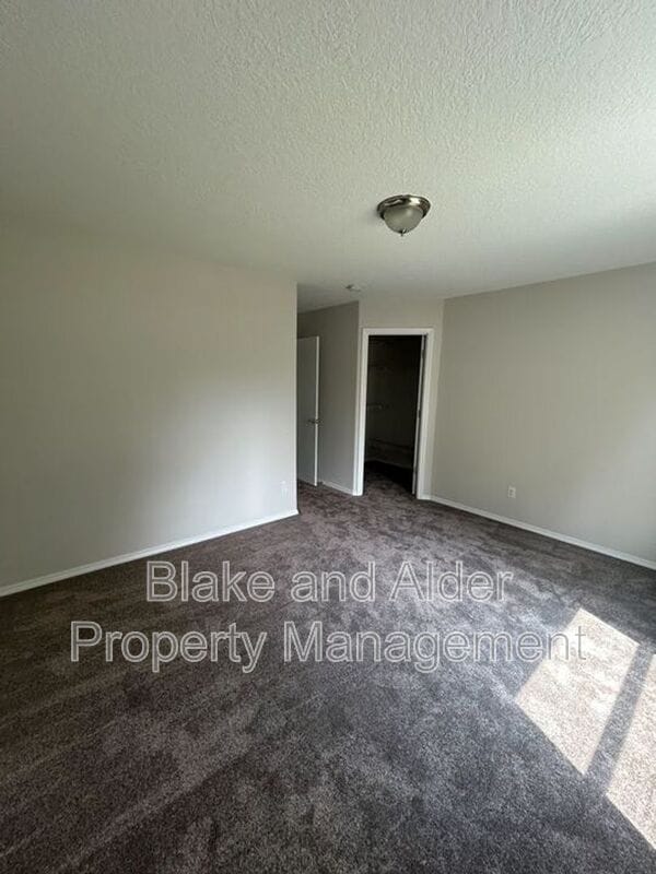 Building Photo - 5609 SE 117th Ave