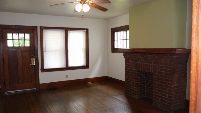 Building Photo - 122 E Tompkins St