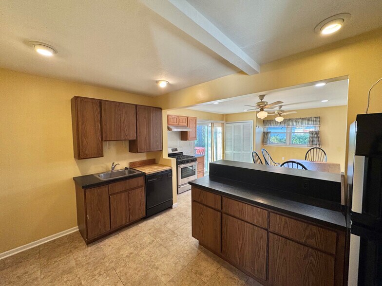 Building Photo - 3 Seymour Ave