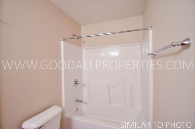 Building Photo - 2 Bedroom, 2.5 Bath Townhouse in Ankeny