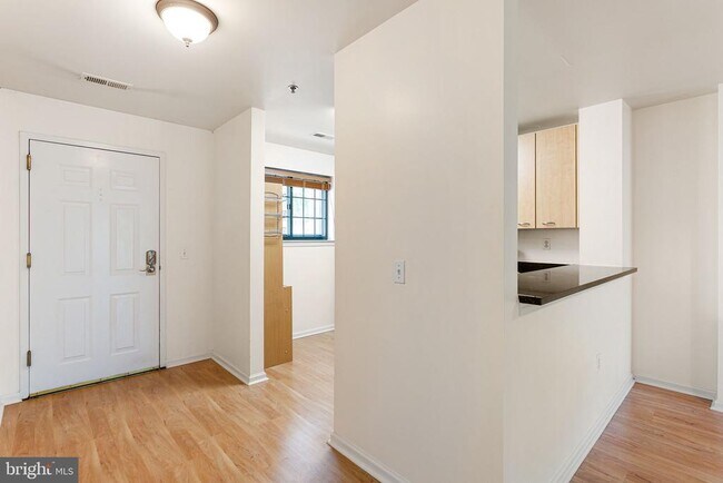 Building Photo - 2 Leverington Ave