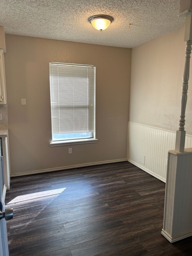 Building Photo - Beautiful Home with Natural Lighting Down the Street from Walmart & Tinseltown!