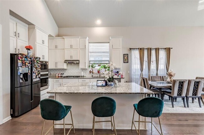 Building Photo - 722 Kingston Pl