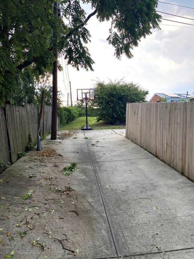 Building Photo - Beautifully remodeled 5 bed / 3 bath on pr...