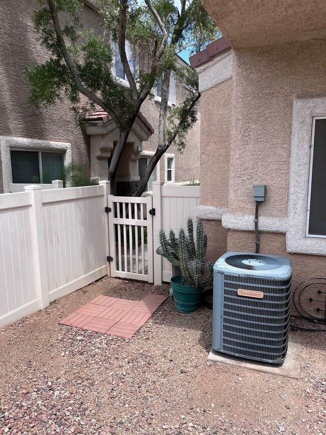 Building Photo - Henderson - 3 Bedroom Townhome w/2 car garage