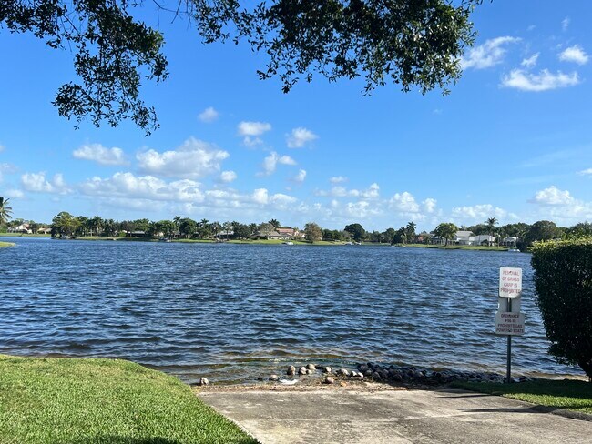 Easy access to Lake Wellington - 1610 Yachtman Pl