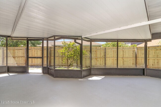Building Photo - 841 Raintree Ave