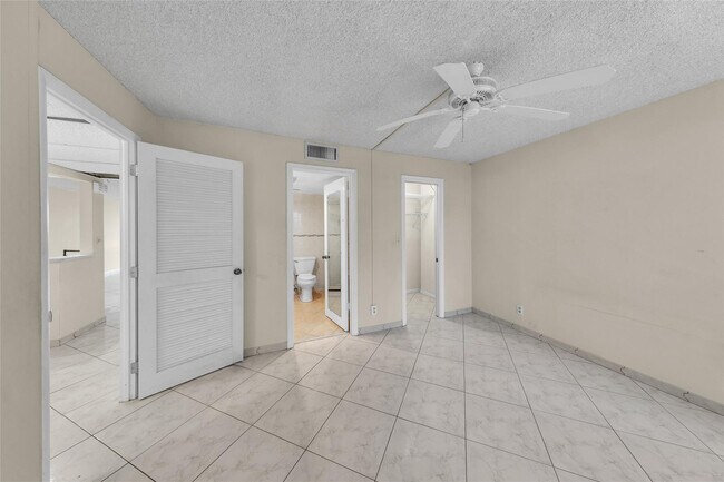 Building Photo - 7 Royal Palm Way