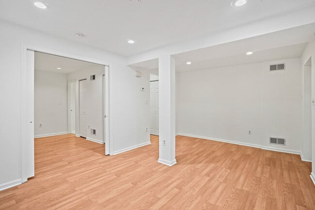 Building Photo - Wonderful Woodley 1 Bedroom with Parking
