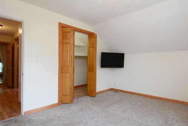 Building Photo - Charming 3-Bedroom, 2-Bath Home in St. Paul