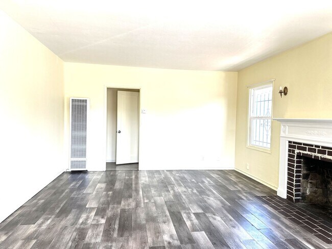 Building Photo - 2 BED/1 BATH/Home For RENT! Cozy, and Char...