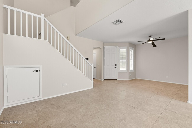 Building Photo - 226 E Redwood Ln
