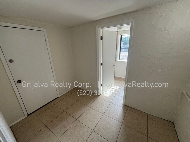 Building Photo - 2020 N Madelyn Ave