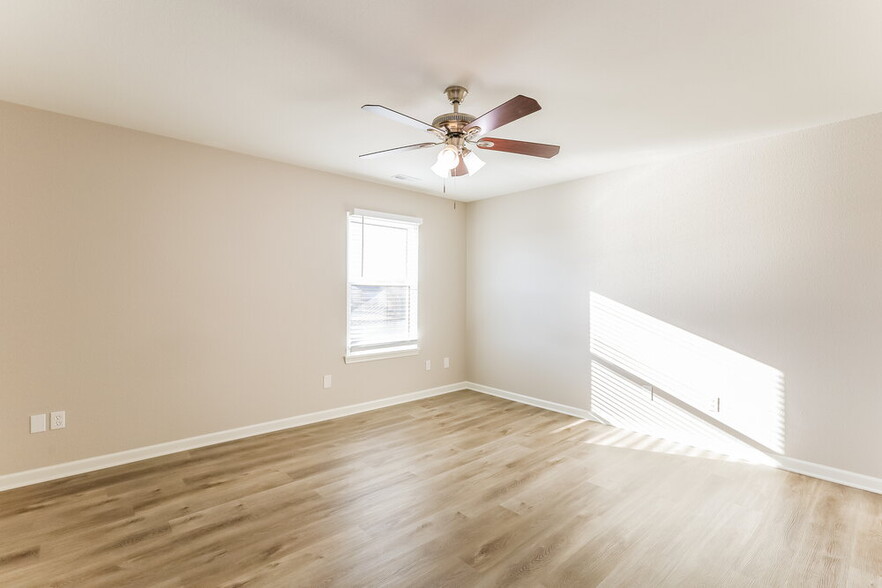 Building Photo - 450 Lake Shore Ct