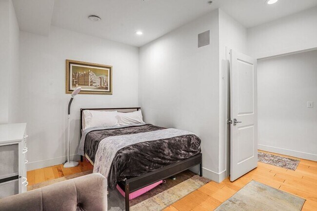 Building Photo - 816 Kennedy St NW