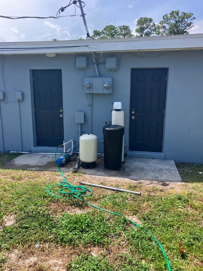 Building Photo - 3 BED 1 BATH DUPLEX. FENCED YARD!