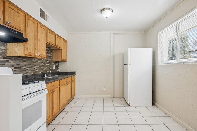 Building Photo - 2133 W Adams St