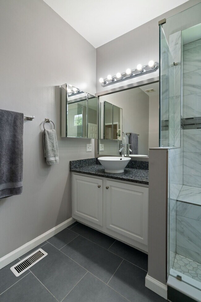 Building Photo - ***Amazing opportunity to rent this beauti...