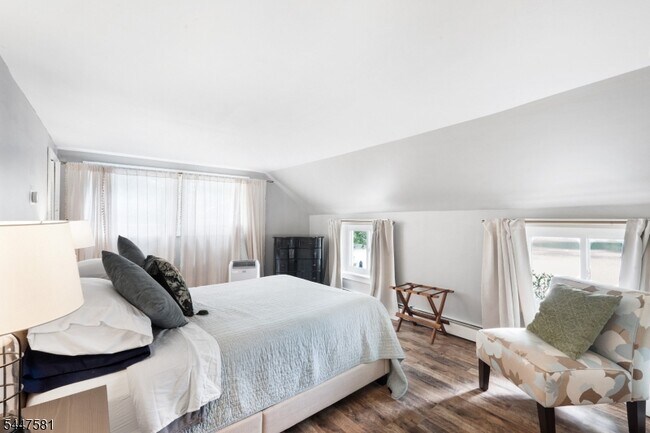 Building Photo - 209 Hudson Ave