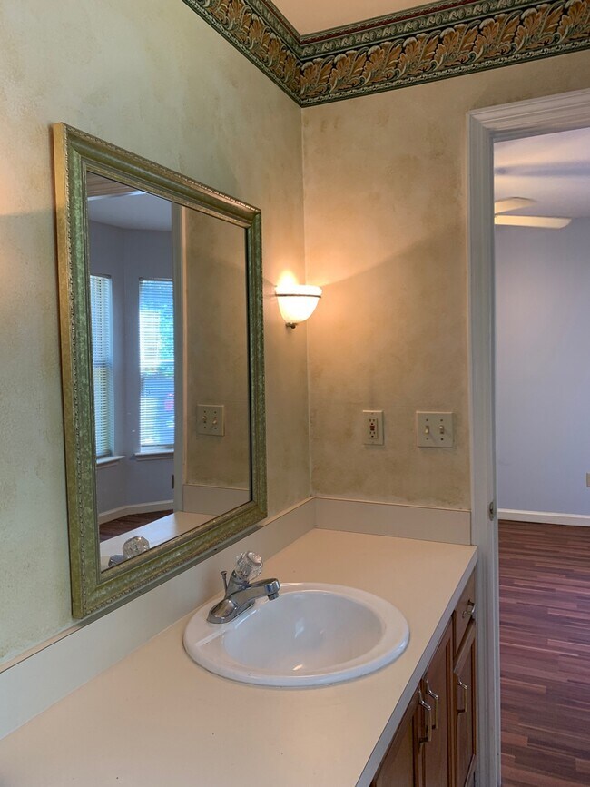 Building Photo - 3/2.5 Near Downtown Available July 25, 2026~ See appt instructions in txt